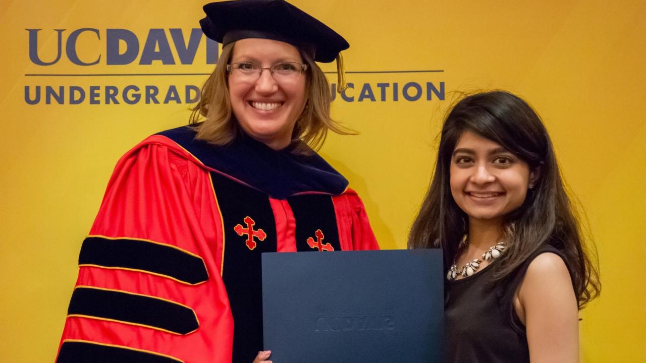 UC Davis Undergraduate Education Assistant Vice Provost Helen Schurke Frasier presents Neha Mannikar with the 2018 UHP student community service award. UC Davis Undergraduate Education Assistant Vice Provost Helen Schurke Frasier presents Neha Mannikar with the 2018 UHP student community service award.